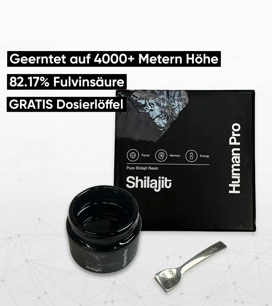 Human Pro Shilajit Glas mit Löffel vor dunklem Hintergrund